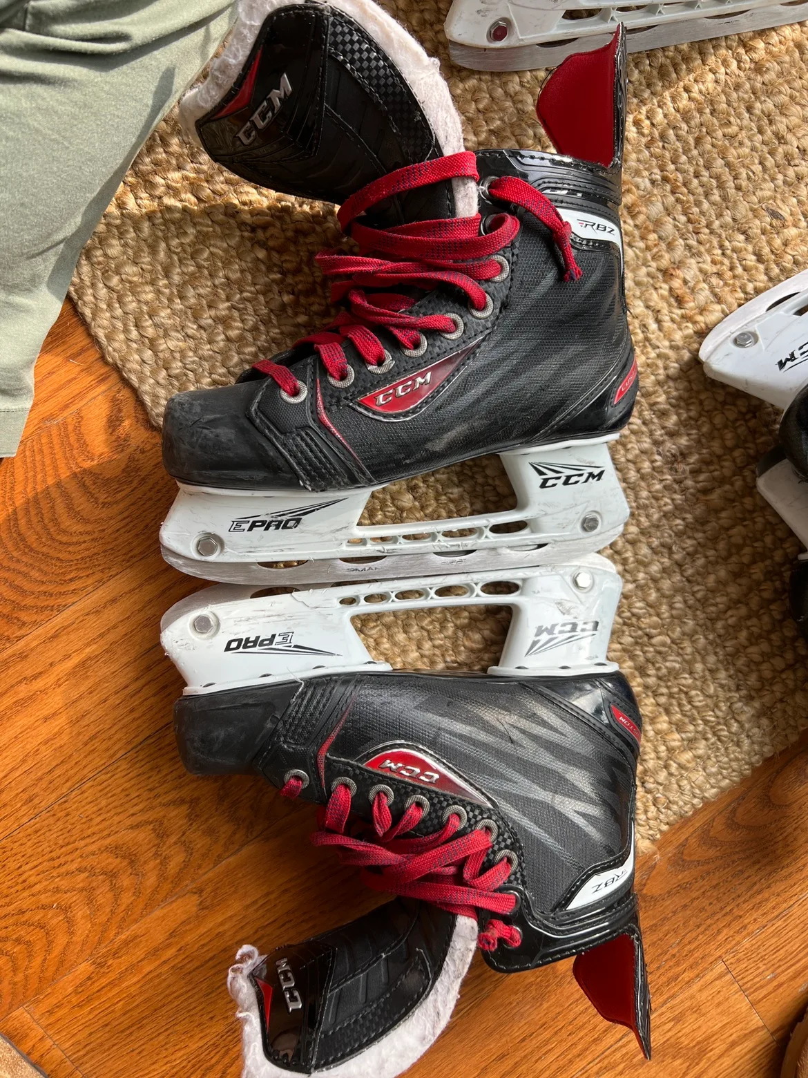 CCM RBZ Custom Hockey Skates Size 3 D image indicator(3)