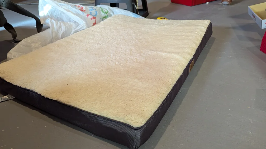 Large Fluffy Padded Dog Bed Brand New image indicator(2)
