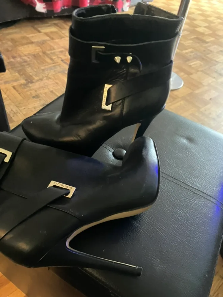 Guess  high heels image indicator(2)