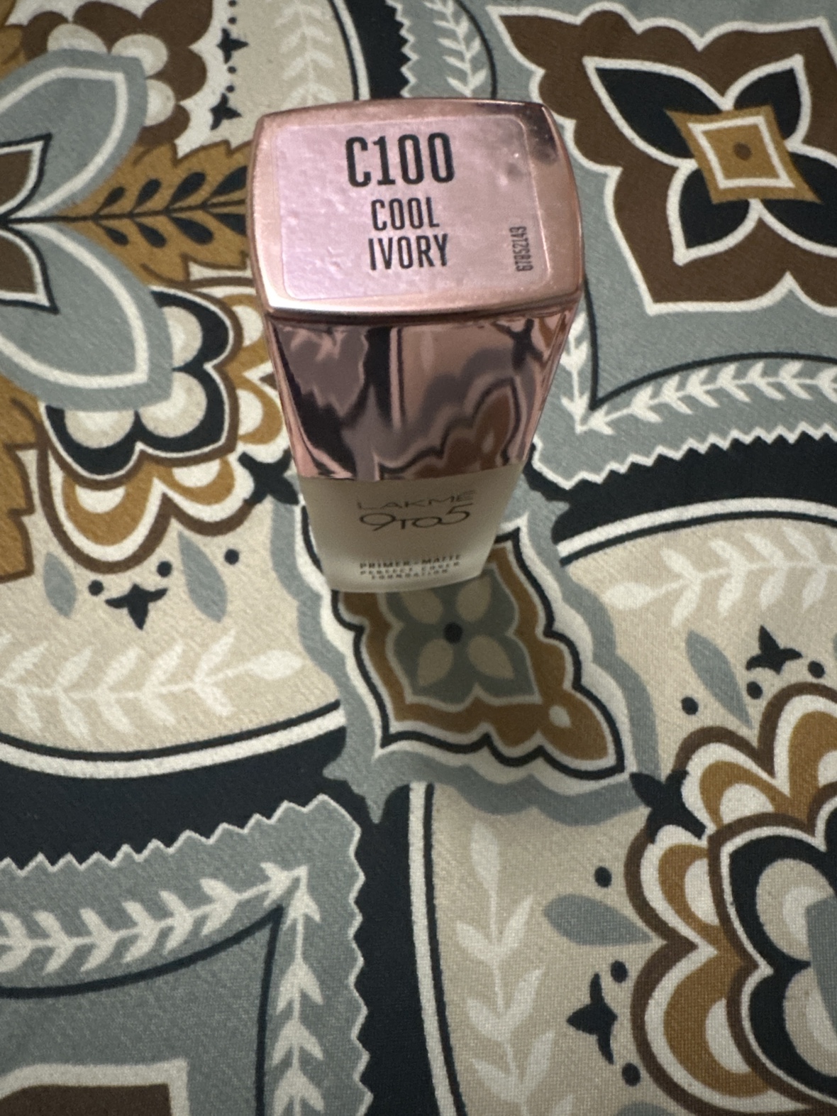 Lakme 9 to 5 Primer + Matte Perfect Cover Foundation - C100 - photo 3