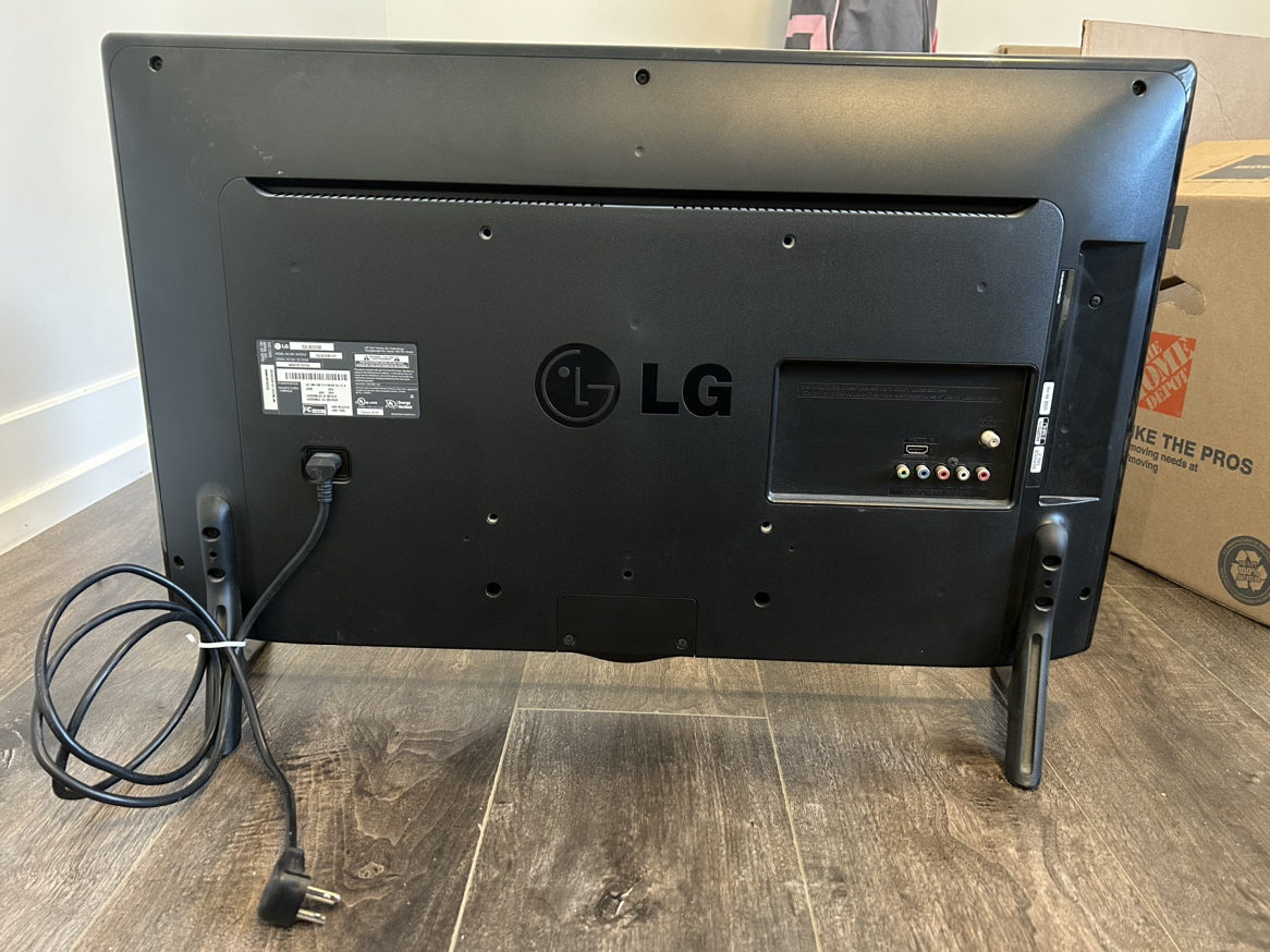 LG 32" TV - photo 2