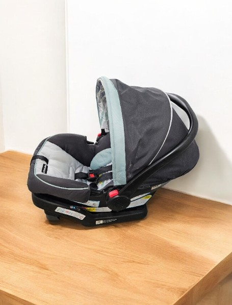 Graco Infant Car Seat w/ Base - photo 3