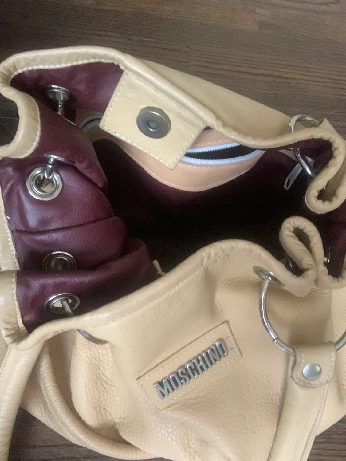 Moschino Handbag image indicator(2)