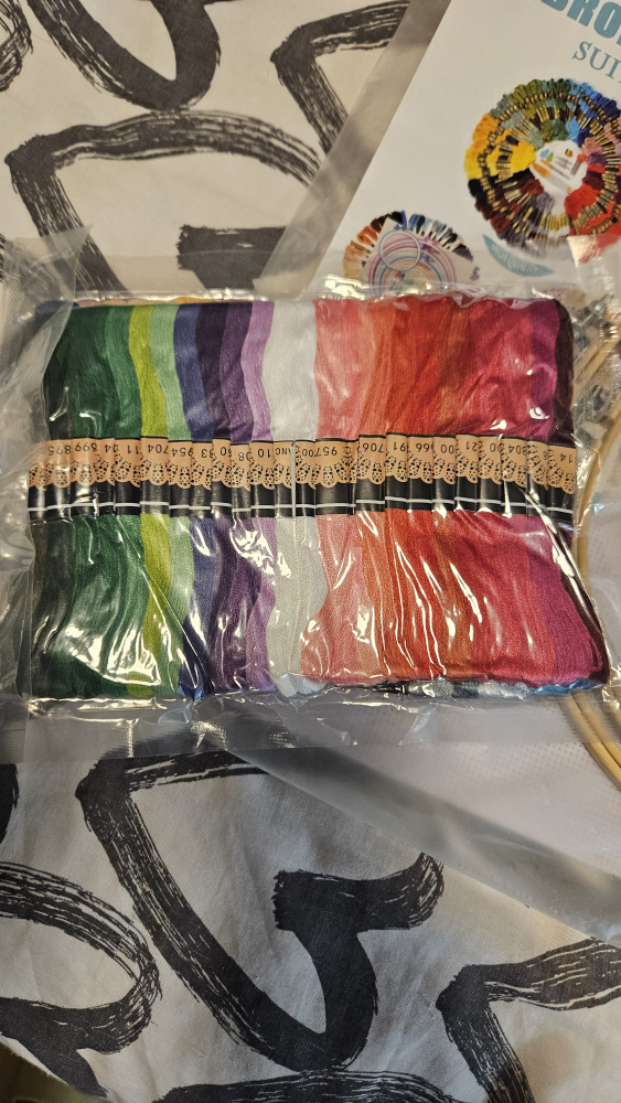 Embroidery Hoop Set with Threads - photo 2