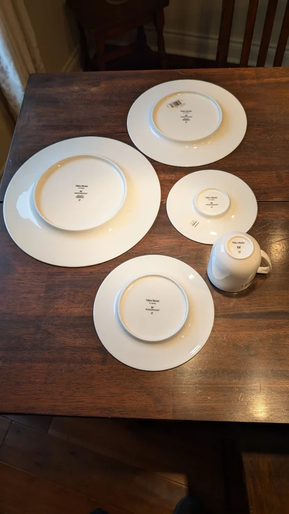 Vera Wang Wedgwood White 38 Pieces of dinnerware image indicator(2)