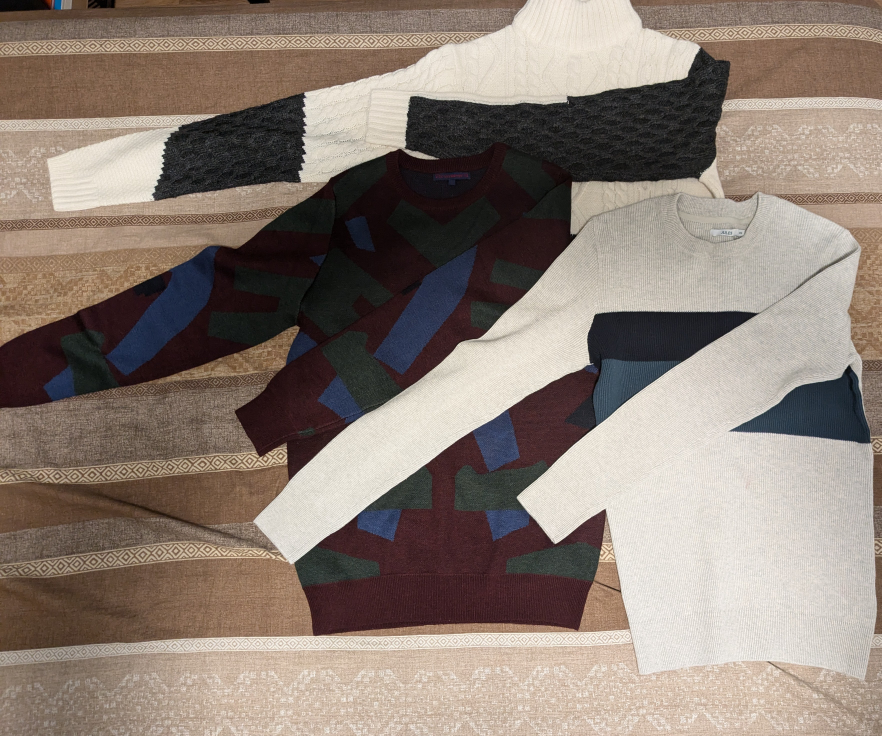 Bundle of 5 Unisex Sweaters and 1 Hoodie - photo 2