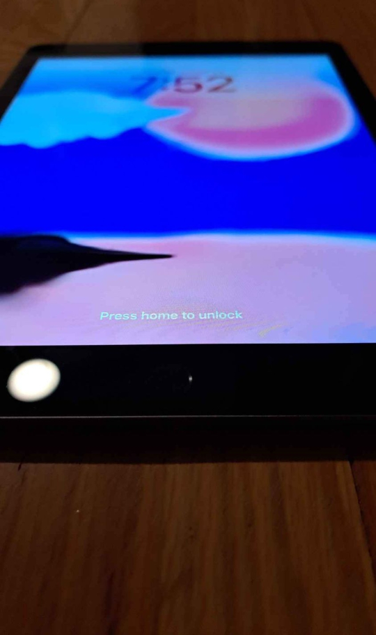 iPad 6th Generation 32 gigabytes - photo 5