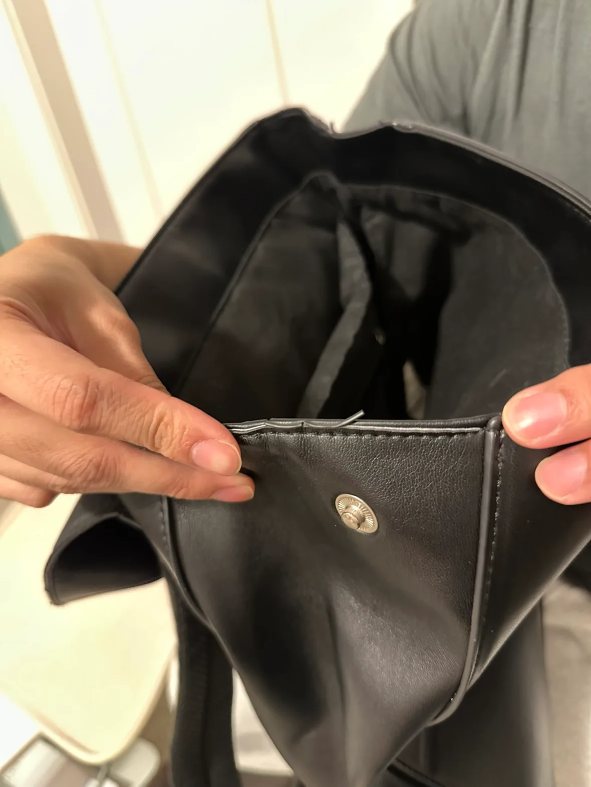 Black backpack image indicator(7)