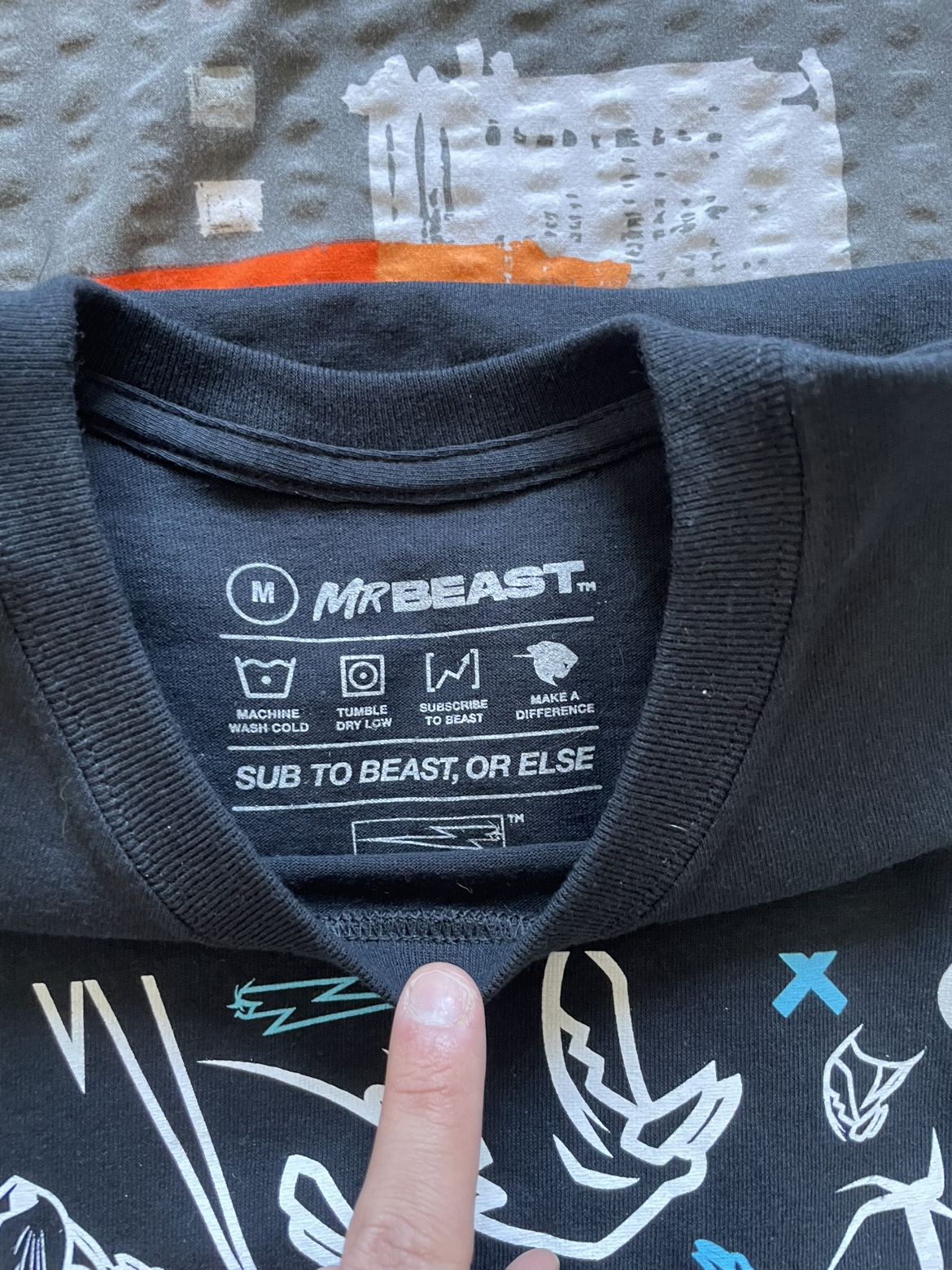 (HELP) Mr Beast Signed Collectible T-Shirt Size M - photo 2