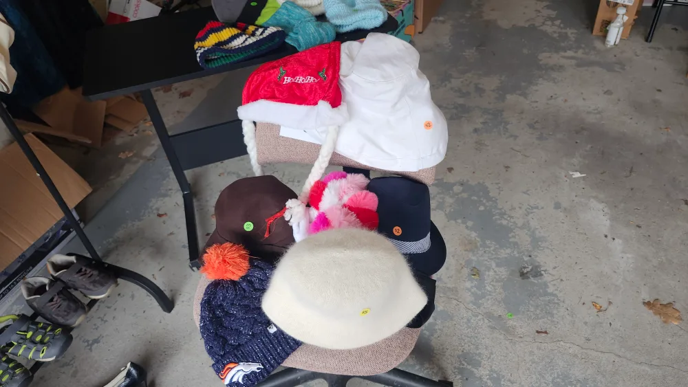 Hats and Scarves image indicator(2)