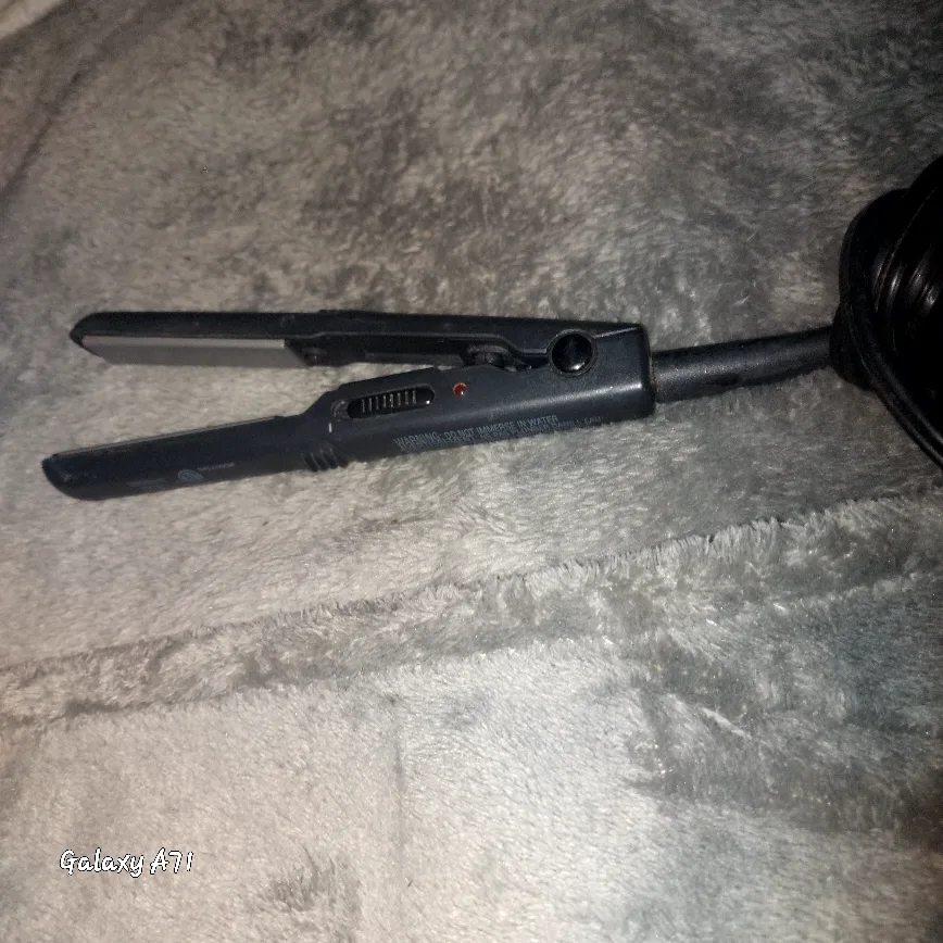 MINI- HAIR STRAIGHTENERS (3) image indicator(5)