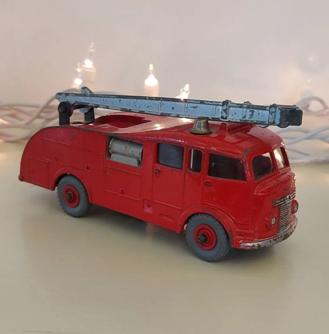 Vintage Matchbox Fire Engine with Ladder image indicator(2)