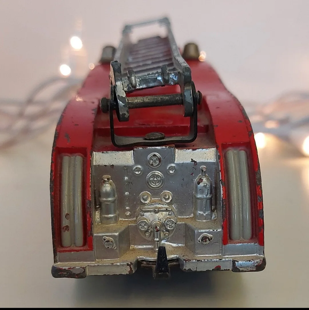 Vintage Matchbox Fire Engine with Ladder image indicator(7)