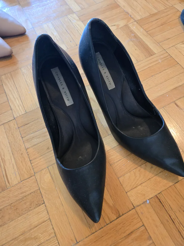 4 pairs of heels image indicator(2)