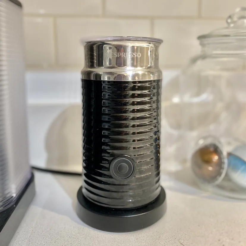 Nespresso Vertuo Head w/ Aeroccino Milk Frother & Free Pods image indicator(4)