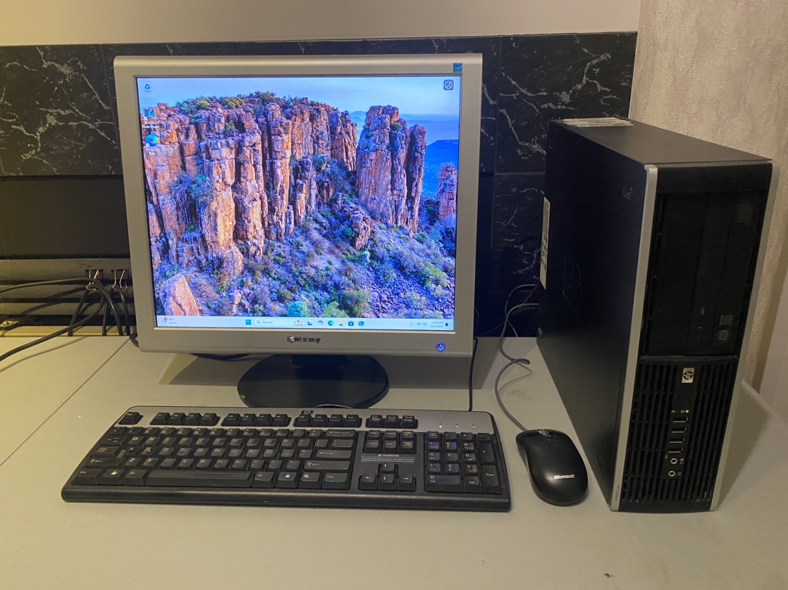 HP Compaq 8000 Elite SFF Desktop Computer