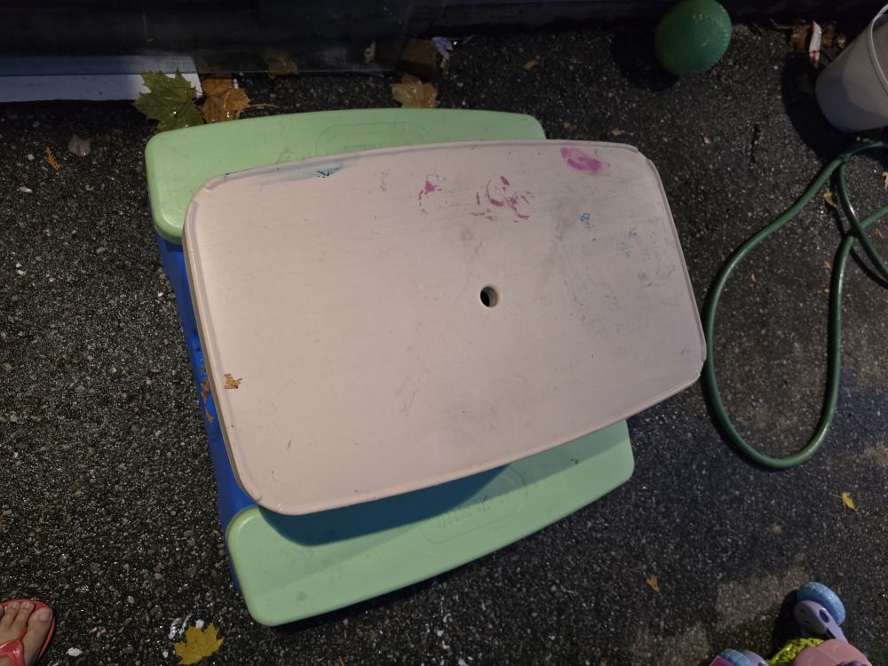 #freecycle Kids' Plastic Picnic Table - photo 2
