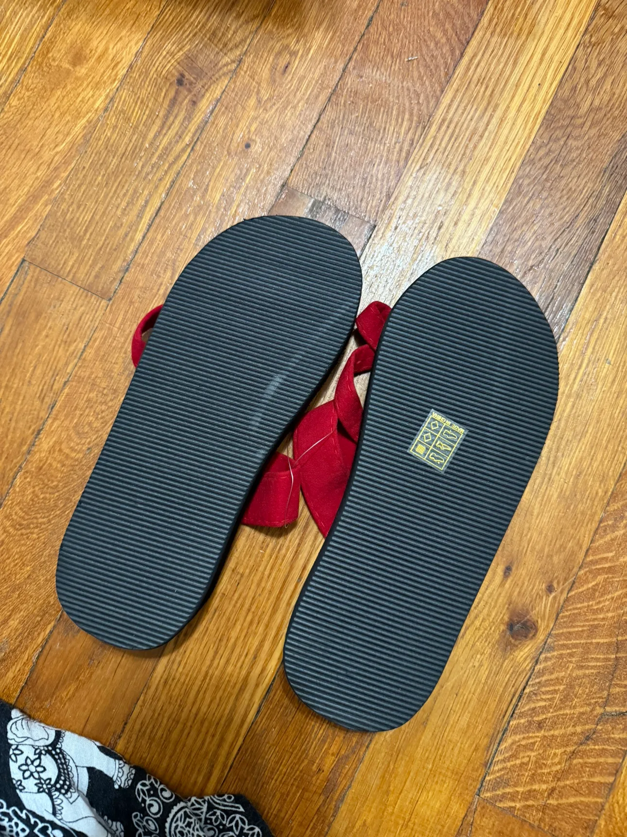 Red Strap Sandals 🩴 image indicator(2)