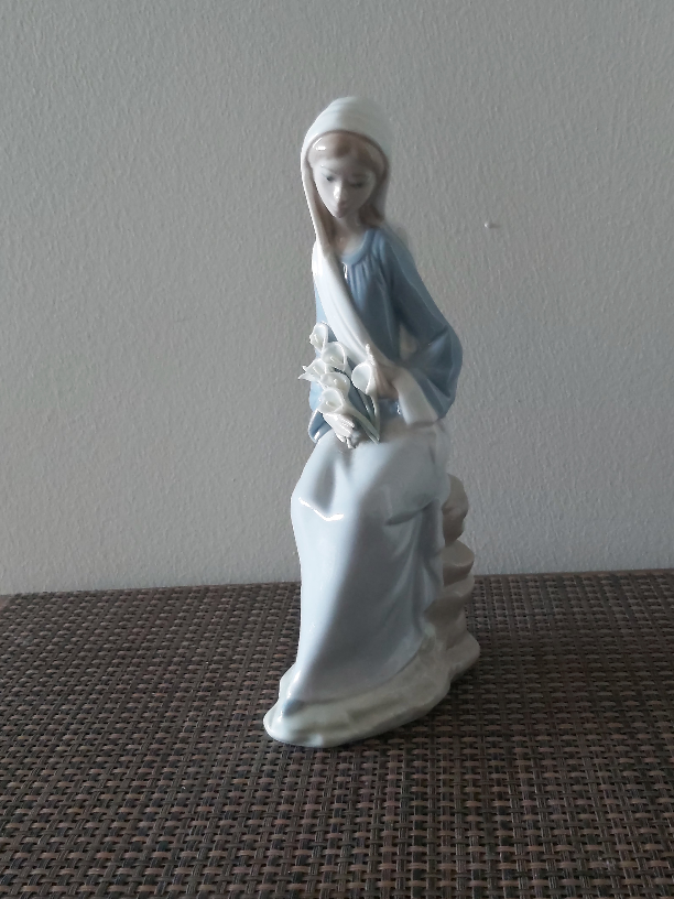 Lladro Figurine - Girl with Flowers