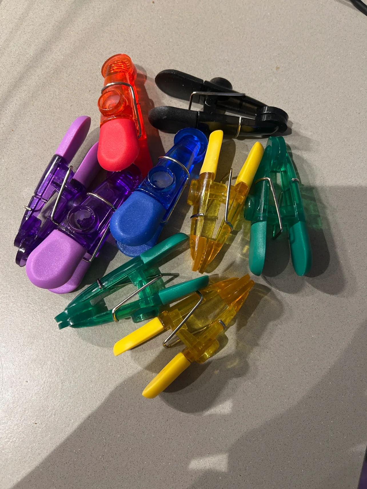 Bulk Colorful Plastic Clips thumbnail