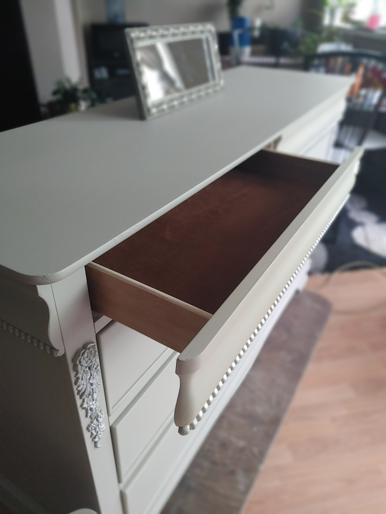 Gorgeous 6 Drawer Dresser and nightstand - photo 3
