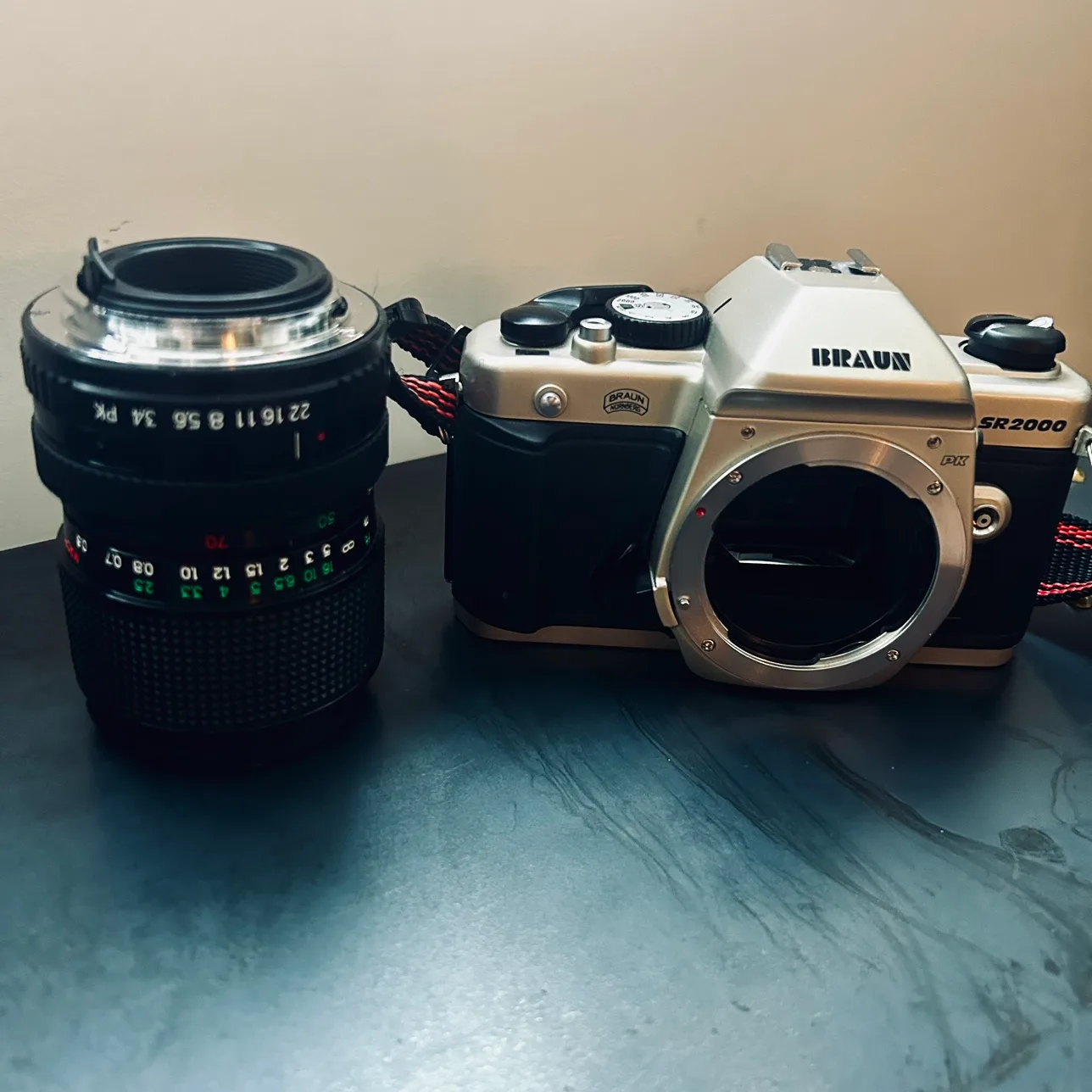 Like New Vintage Braun SR 2000 Camera with 28-70mm Lens image indicator(2)