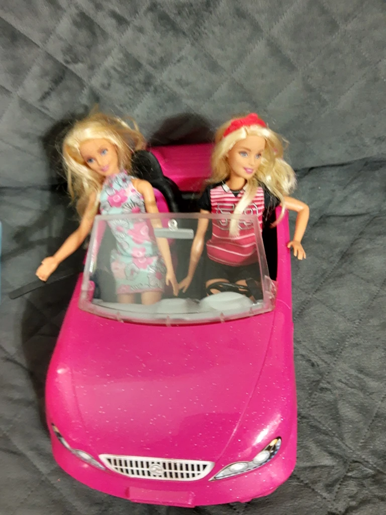 Big Barbie car with 2 Barbie dolls