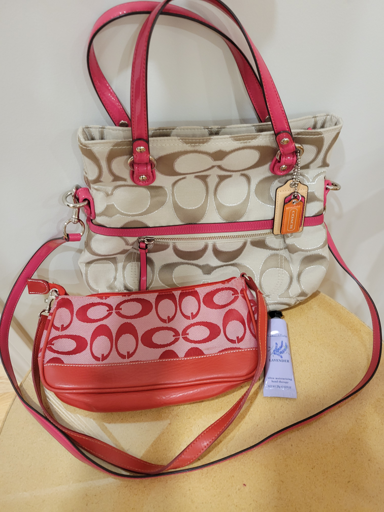 Assorted women's totes 🎒 - photo 2