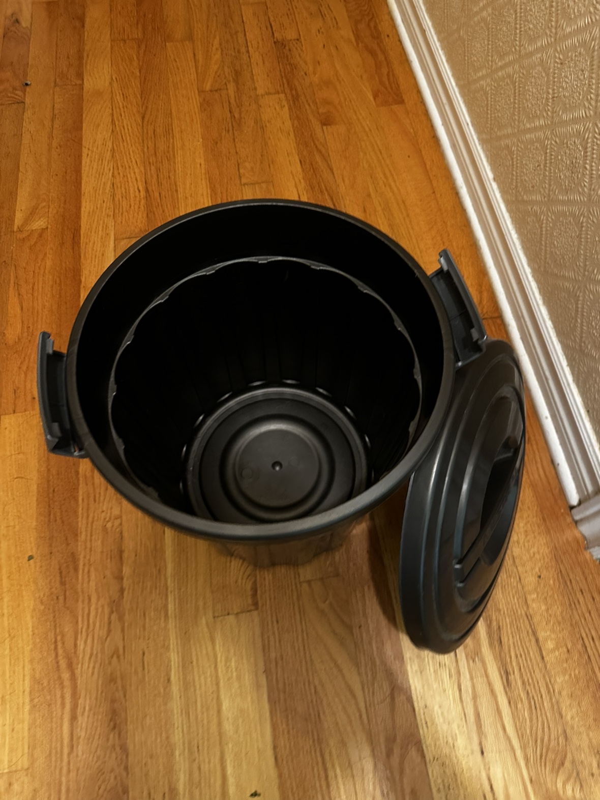 Black Plastic Garbage Can with Lid - photo 2
