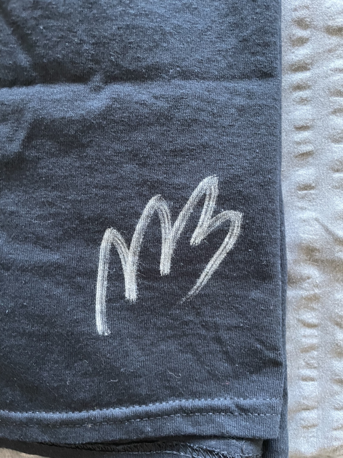 (HELP) Mr Beast Signed Collectible T-Shirt Size M - photo 3