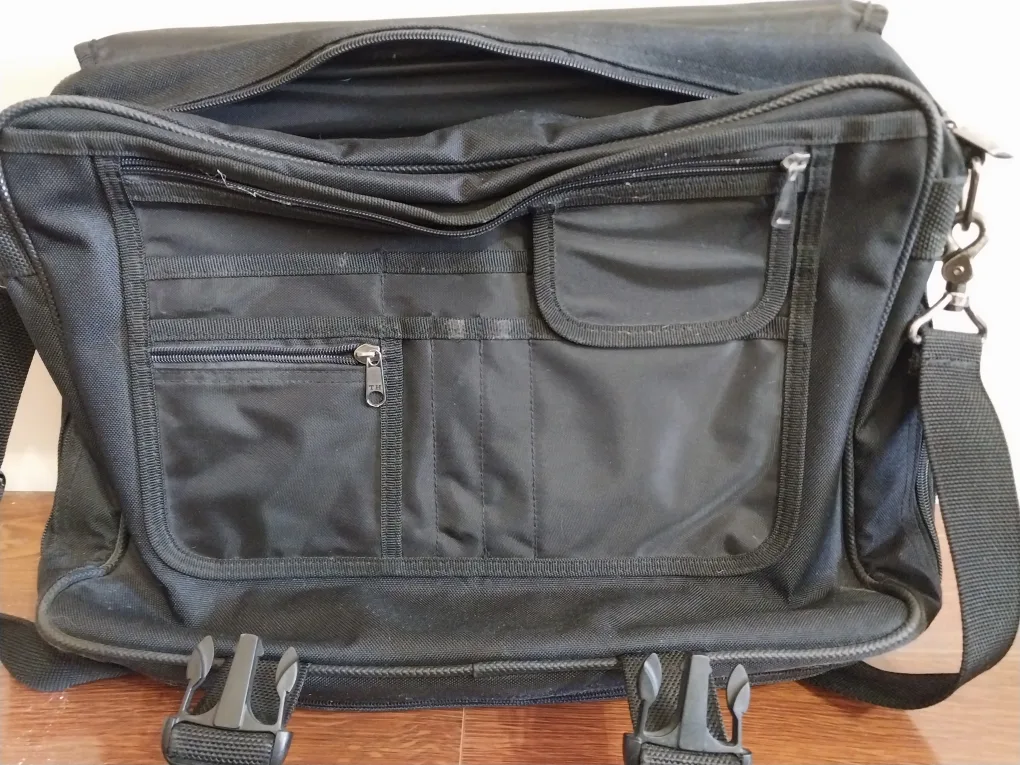 Arrow Hedge Black Messenger/Computer Bag. Firm price. image indicator(2)