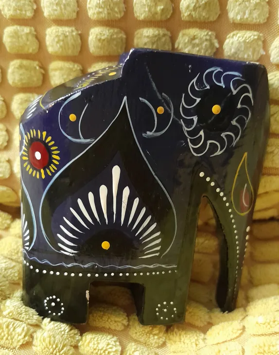 Set of 4 Wooden Elephants image indicator(2)