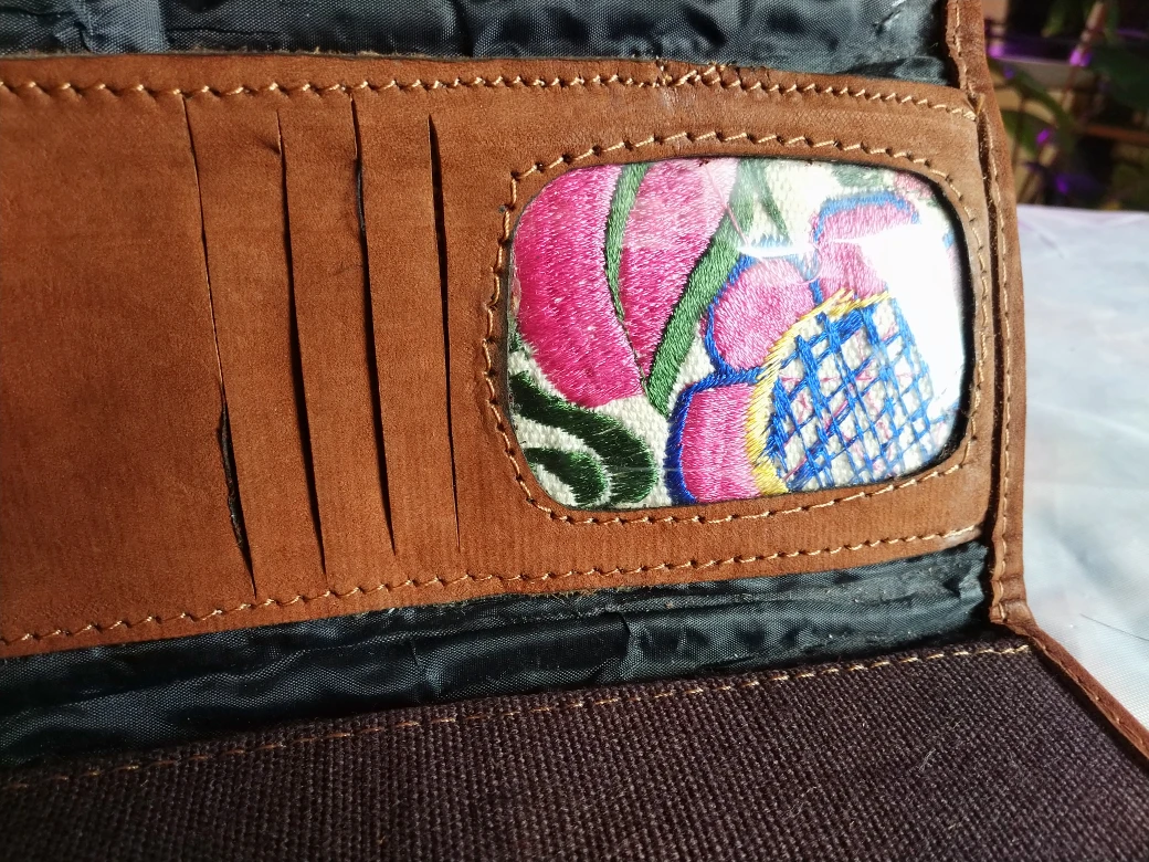 🎃🍁 #freecycle ~ Embroidered Leather Wallet - photo 4