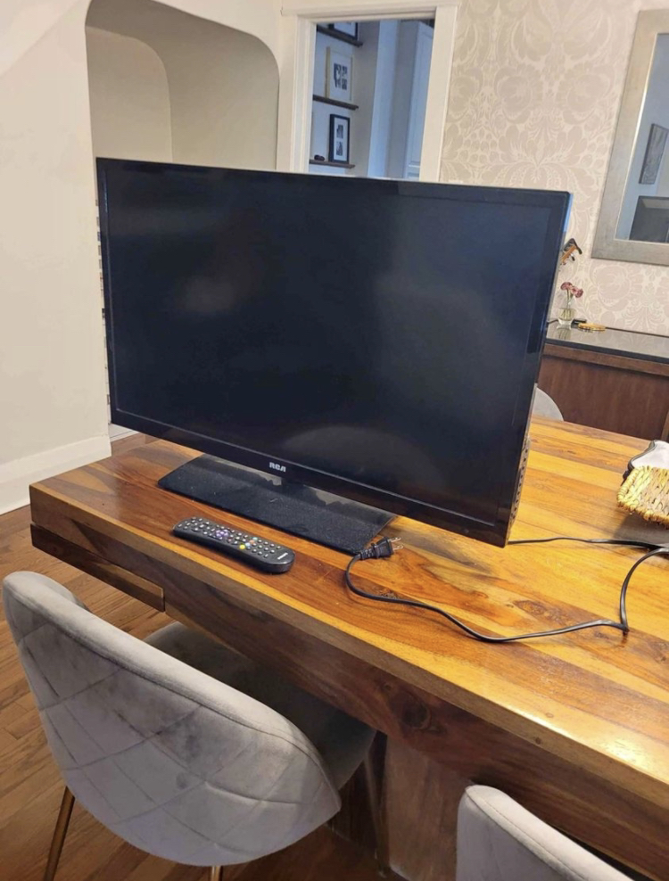 RCA 32” TV with remote