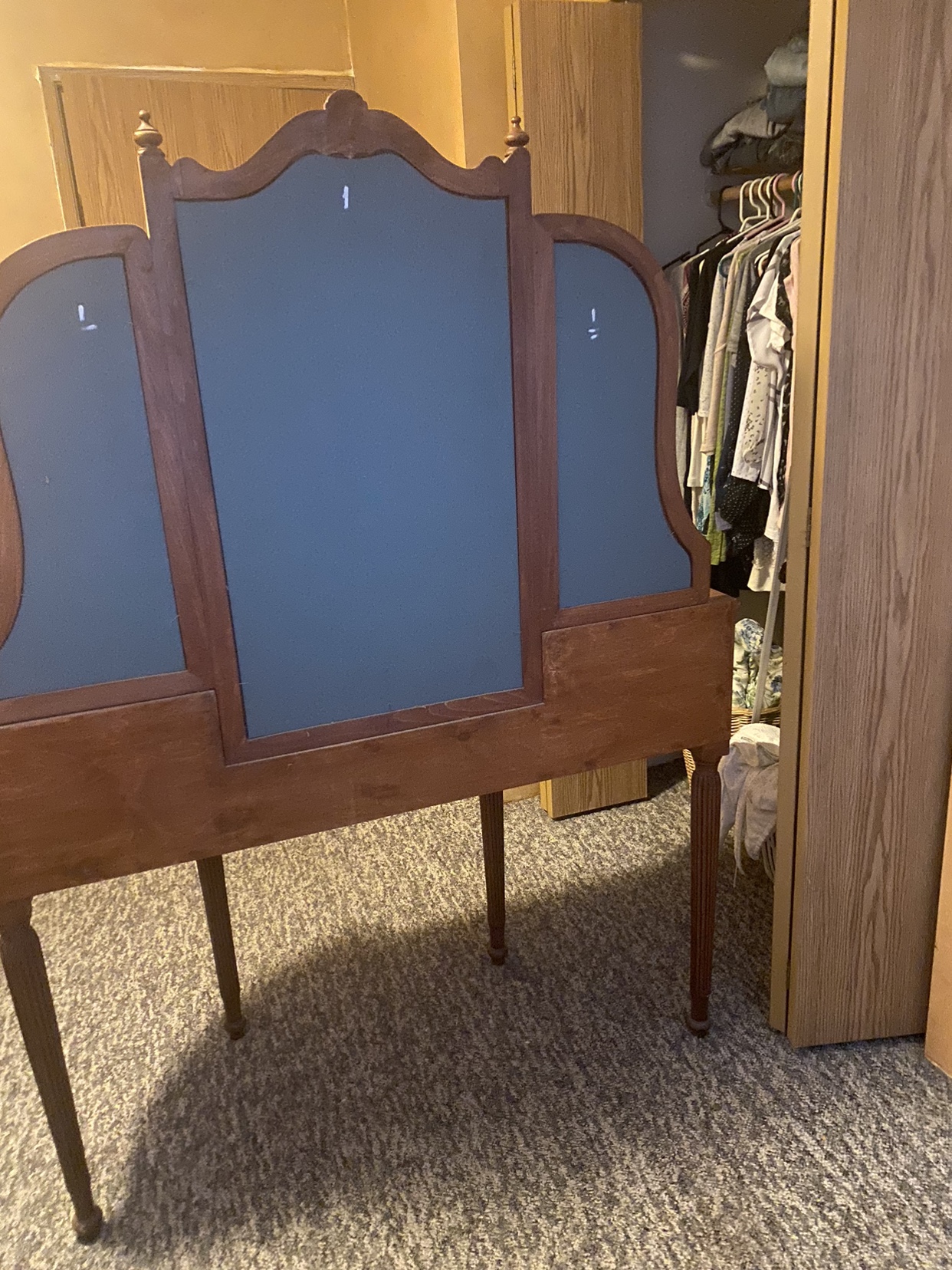 Antique makeup vanity. - photo 4