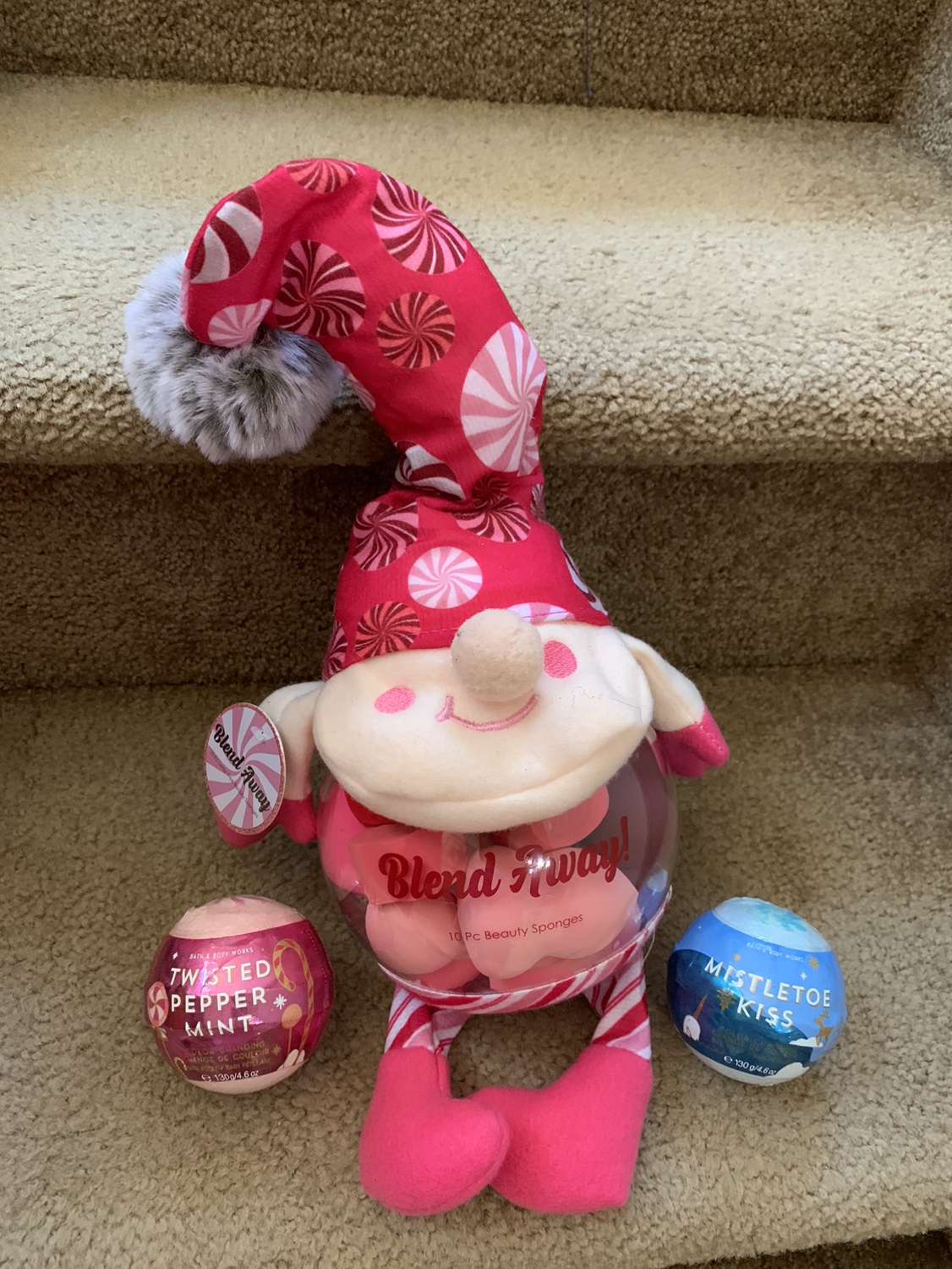BRAND NEW XMAS GNOME BEAUTY SPONGE AND BATH BOMB GIFT SET