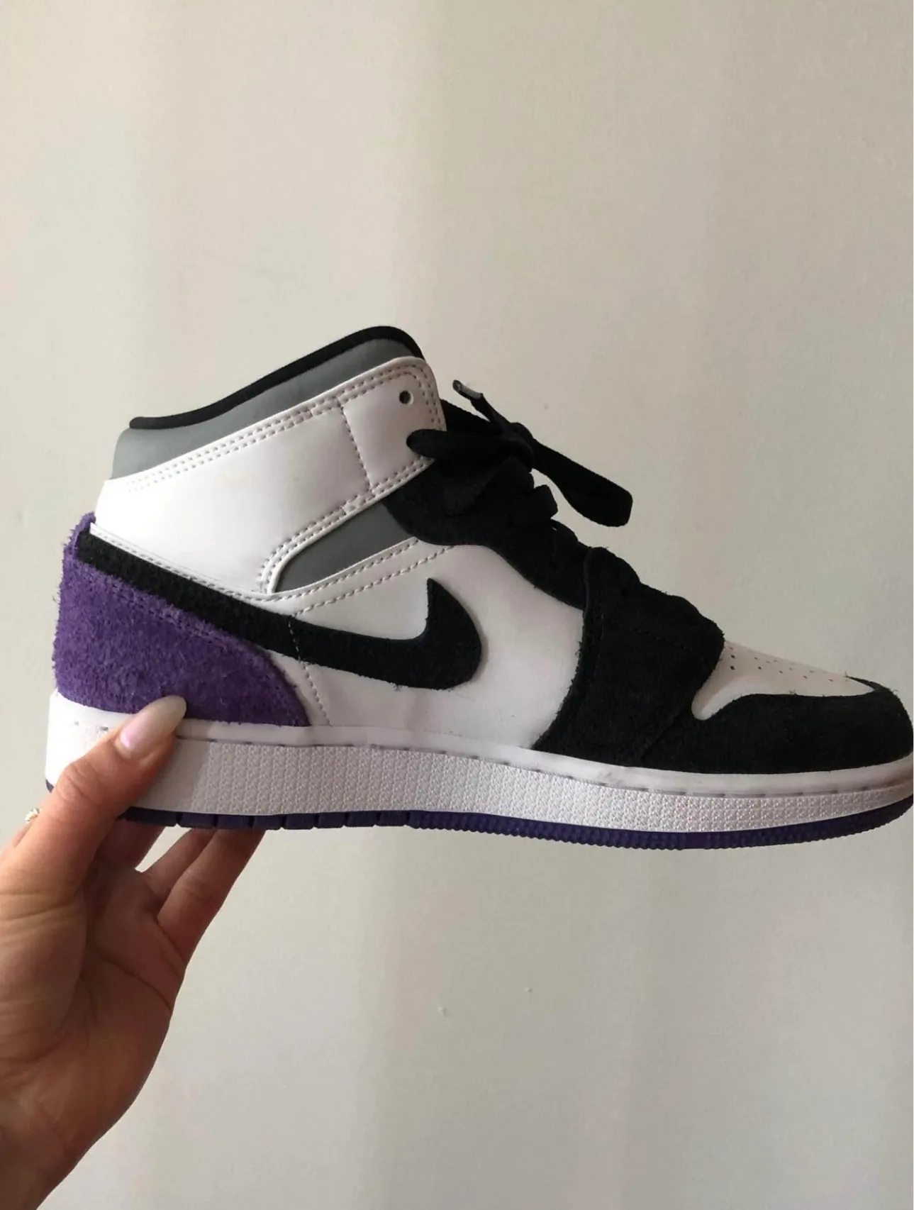 Air Jordan 1 Mid SE (GS) image indicator(10)