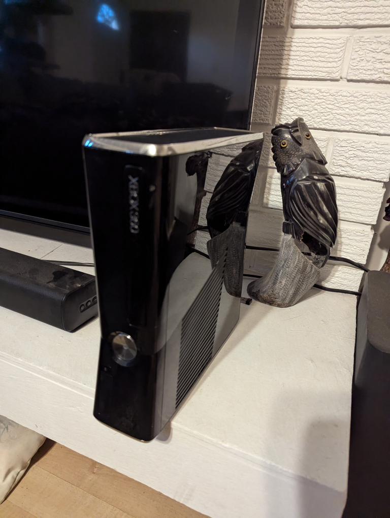 Xbox 360 Console with Games and Controller - photo 2
