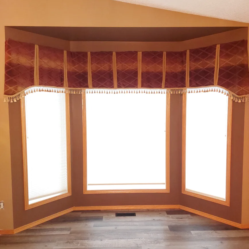 ***DONATED TO HABITAT FOR HUMANITY*** Valance for bay window thumbnail