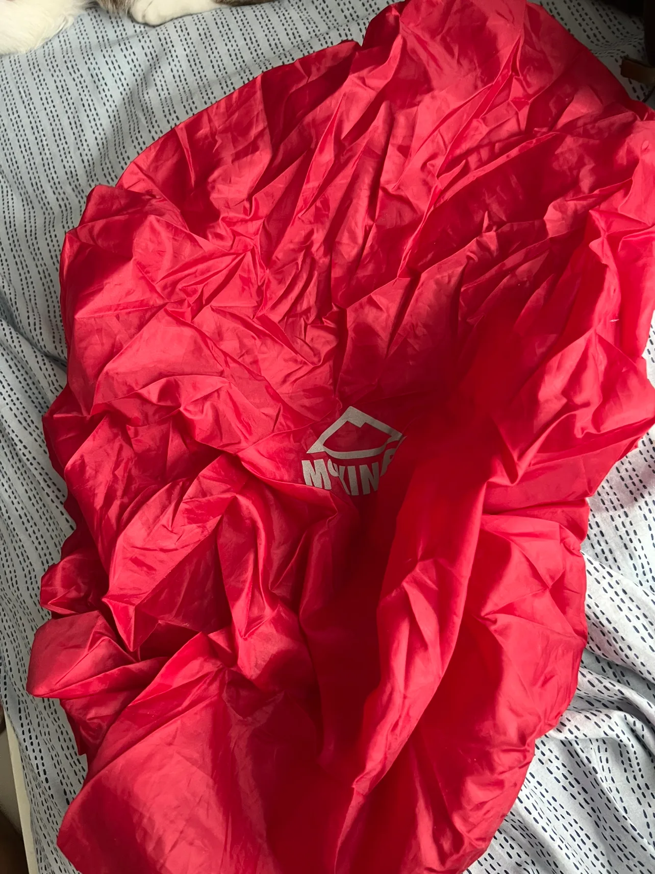 McKinley backpack Red Rain Cover image indicator(3)