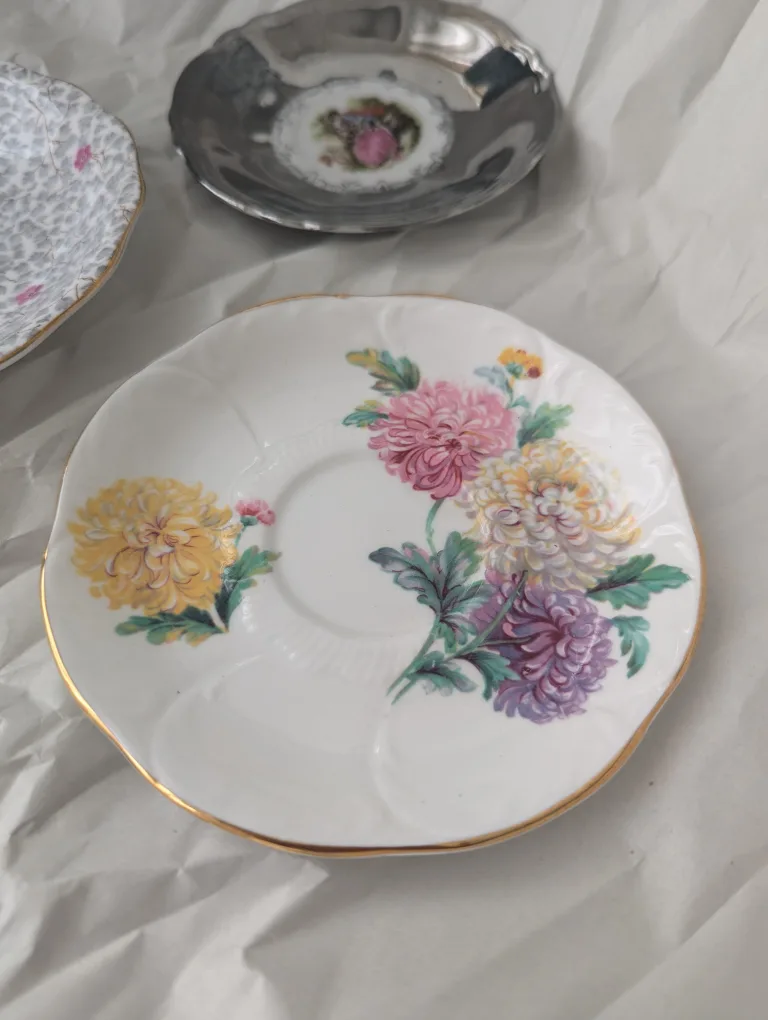 Set of 3 vintage saucers image indicator(2)