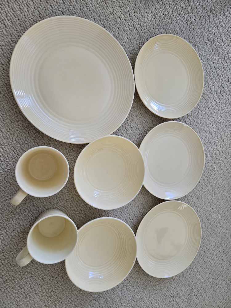 cute Set of 2Bowls 4plates and 2Mugs