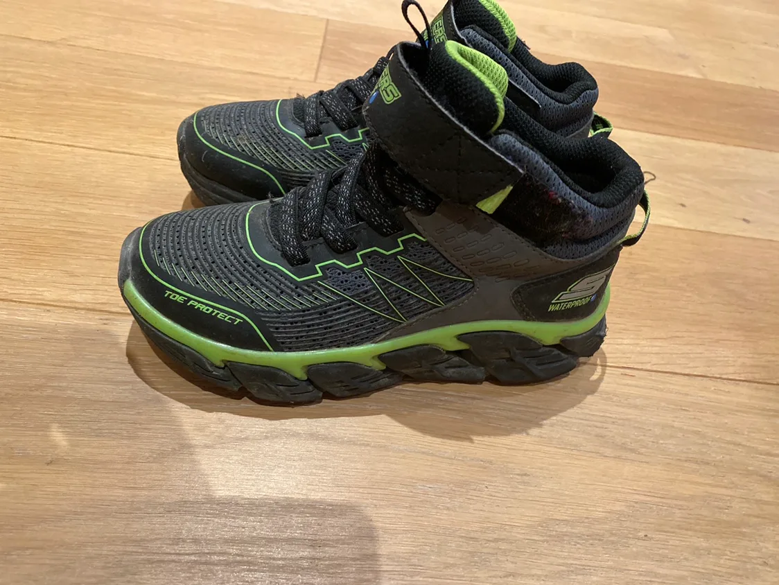 Sketcher’s Waterproof Boot image indicator(2)