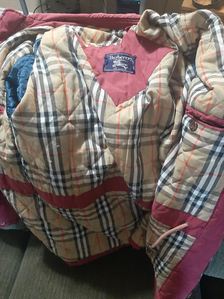 Burberry's Jacket image indicator(2)