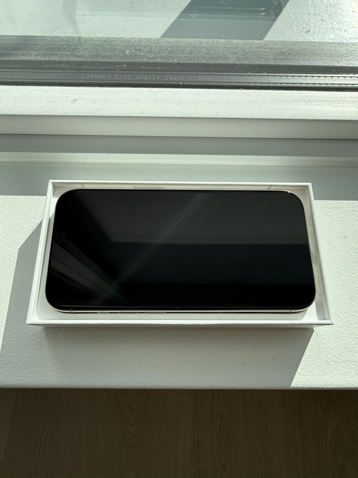 Like New iPhone 15 Pro with MagaSafe Case - photo 2
