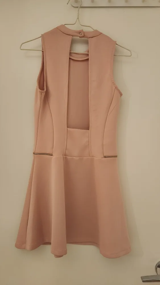 Pink sleeveless dress with open back image indicator(2)