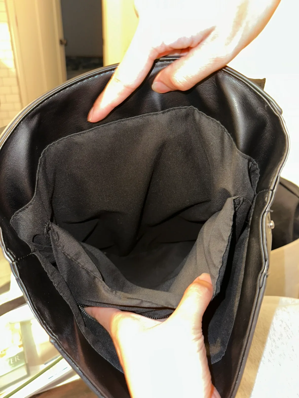 Black backpack image indicator(3)