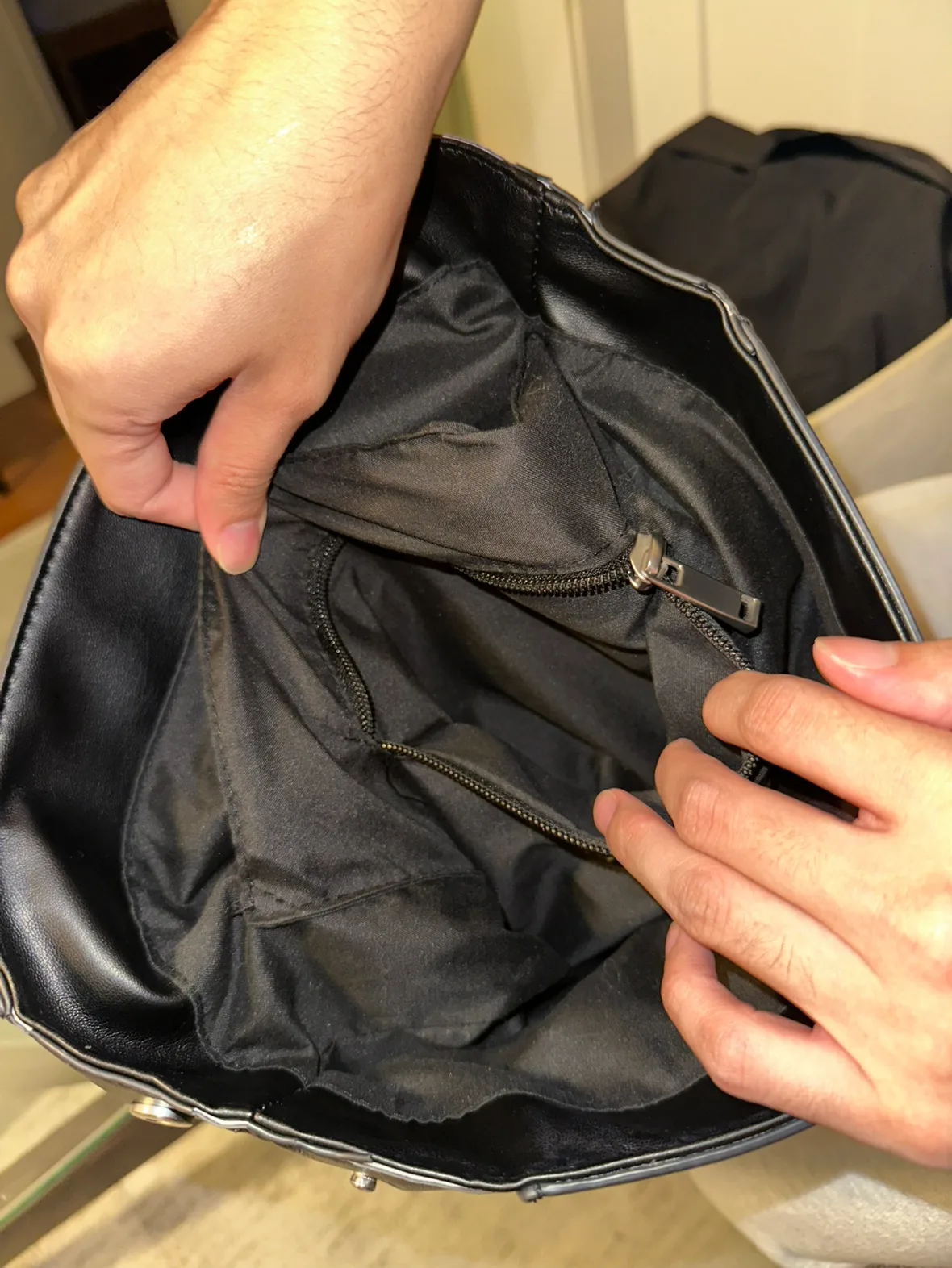 Black backpack image indicator(4)