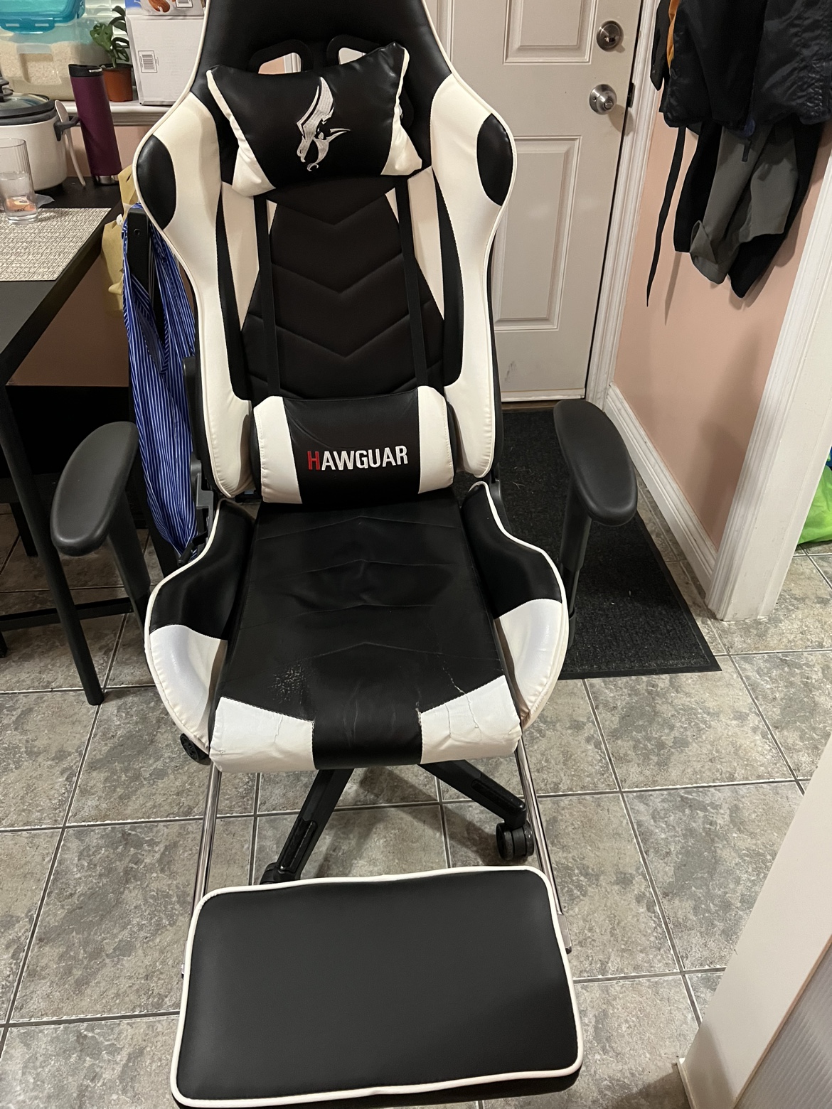Moving out sale! Gaming Chair with Footrest - photo 3