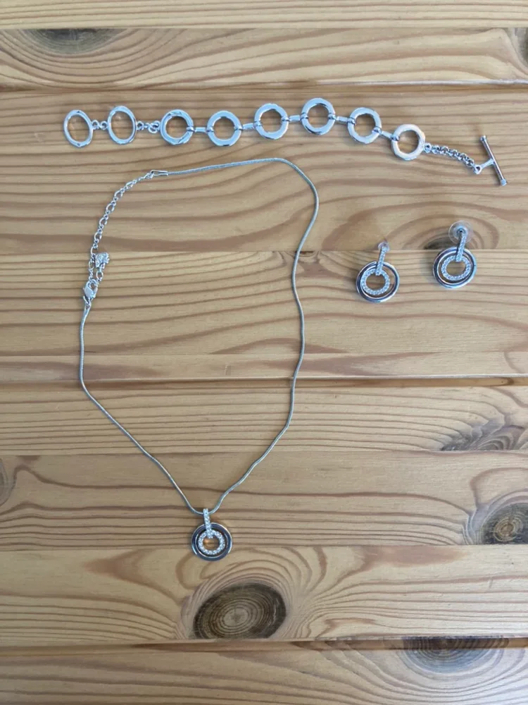 Swarovski Circle Jewelry Set image indicator(2)